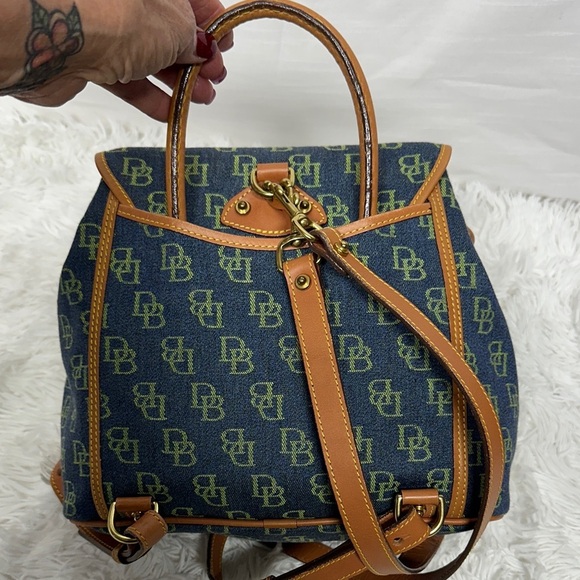Dooney & Bourke Vintage Navy and Tan Signature Backpack Excellent Condition - Picture 2 of 16